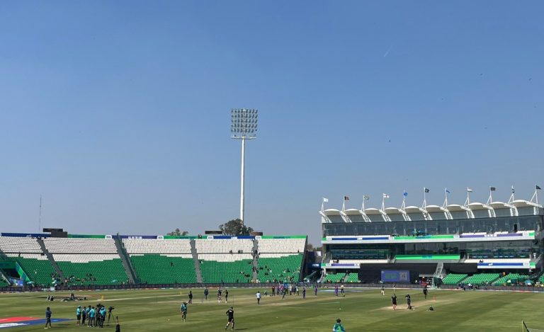 What is the highest successful run chase in Tests at Gaddafi Stadium Lahore?