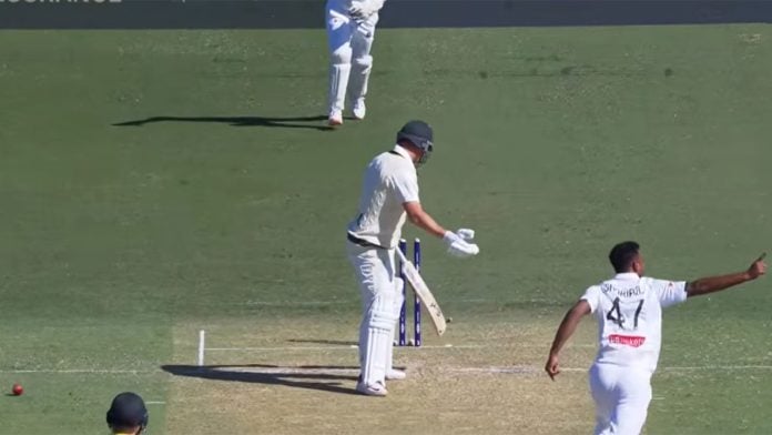 Australia's batting fails again as they collapse to 165/8 in the second Test against Bangladesh in Mackay.